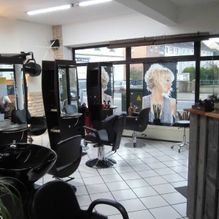 Innenausstattung von Friseursalon Haarpflege by Diddy Inh. Dietmar Tietmeier mit Friseurstühlen und Spiegeln